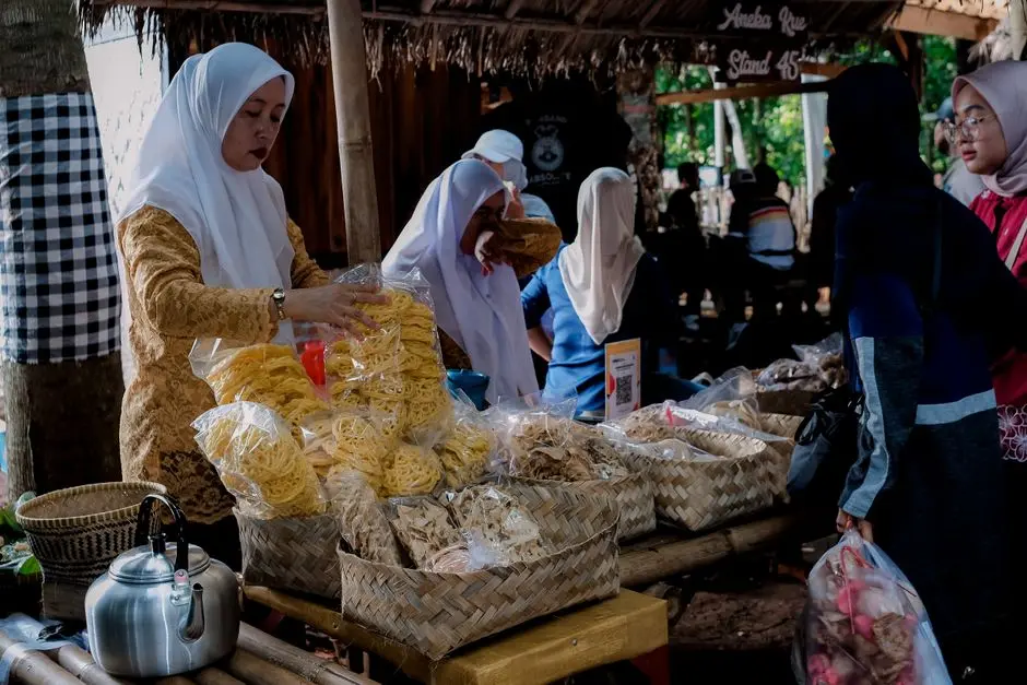 Suasana sentra UMKM lokal dalam perjalanan wisata