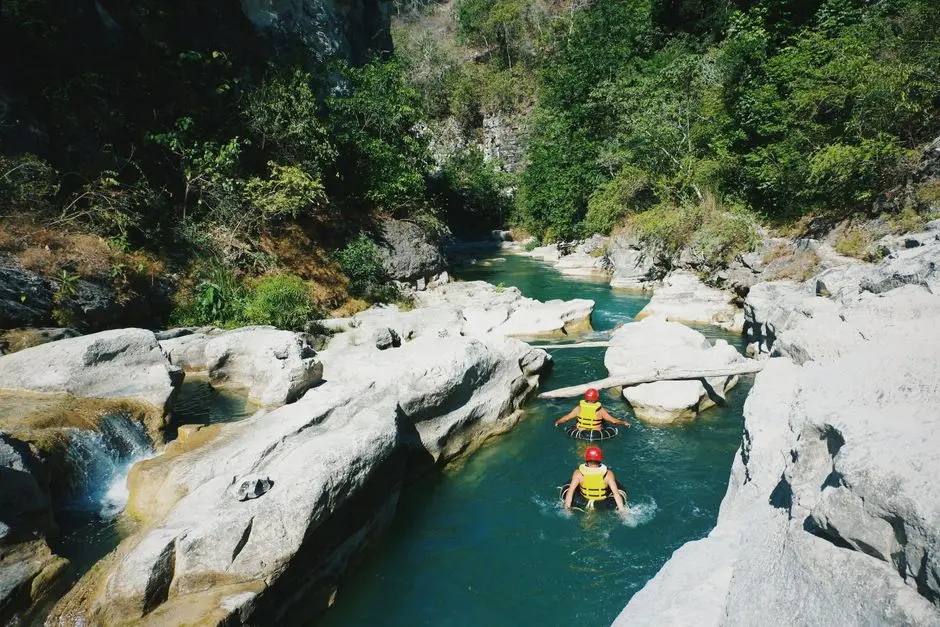 Air terjun Batu Raim di Lewoleba, Nusa Tenggara Timur dengan kolam alami dan batu kapur